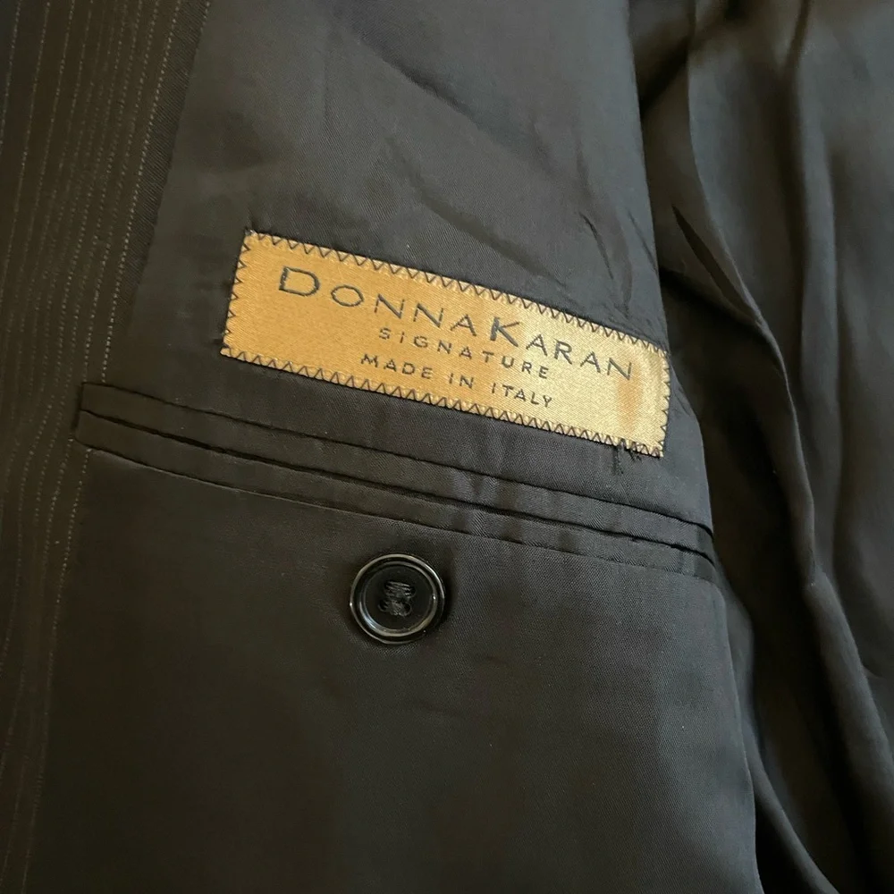 DONNA KARAN SIGNATURE Made in Italy Vintage 3-Button Fine Stripe Wool‎ Suit 46 R